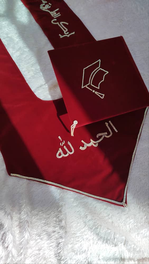 لباس تخرج مرصع بالكريستال